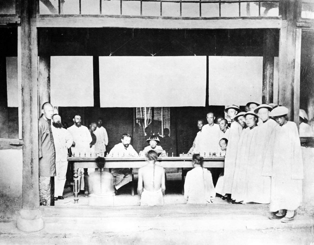 Chinese Magistrates Court, ca. 1880-90 av European Photographer