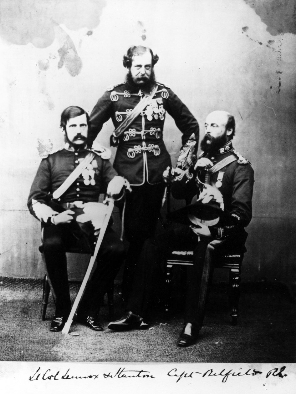 Oberstløytnant Lennox og Stanton og kaptein Belfield R.E., ca. 1860 av European Photographer