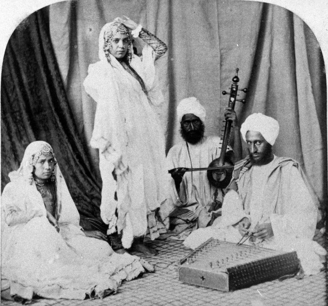 Nautch Girls and Musicians, ca. 1860-80 av European Photographer