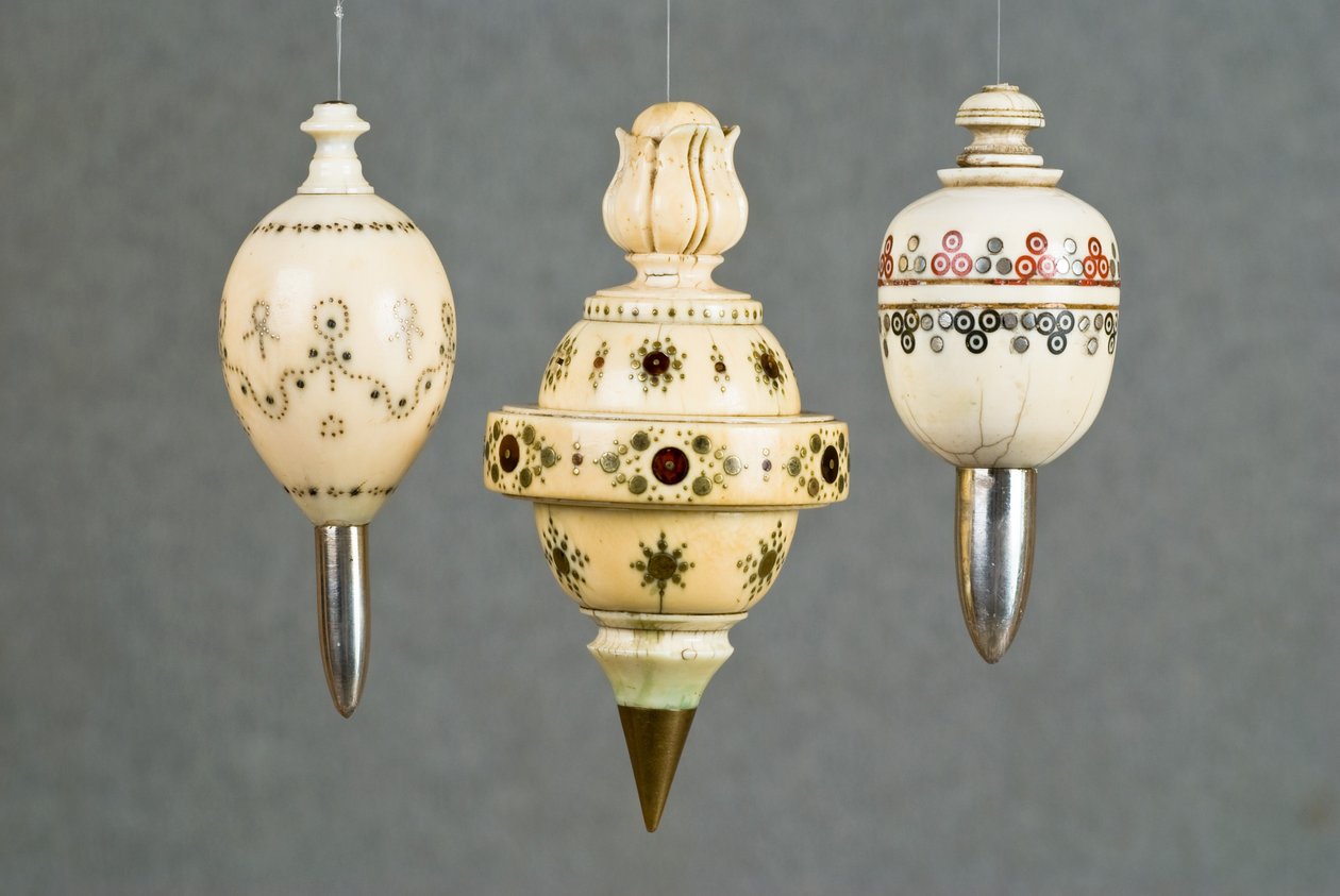 Plumb bobs (elfenben og sølv) (se også 701108) av European School