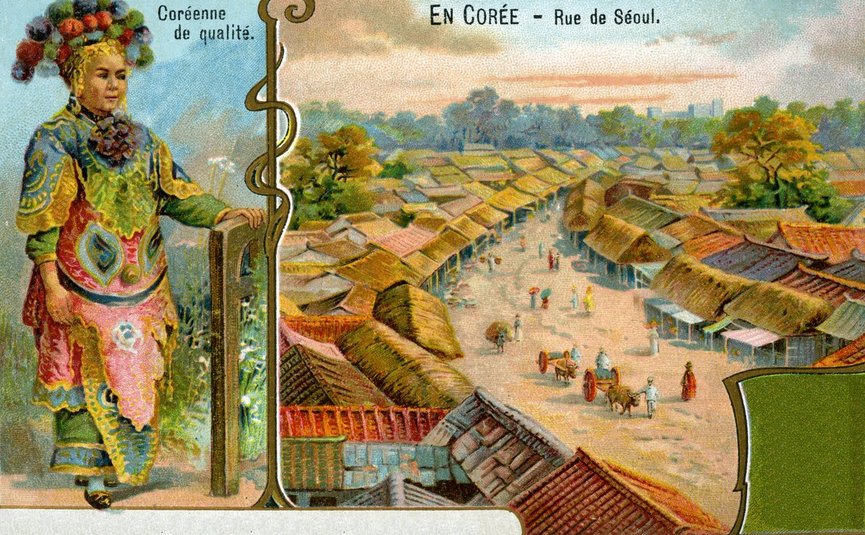 En koreansk dame i tradisjonell kjole og utsikt over en gate i Seoul, 1904 av European School