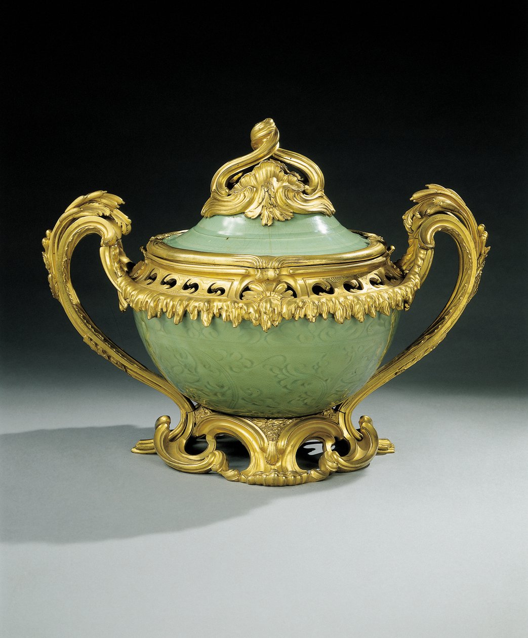 Louis XV pot-pourri vase (ormolu-montert kinesisk celadon porselen) av European School
