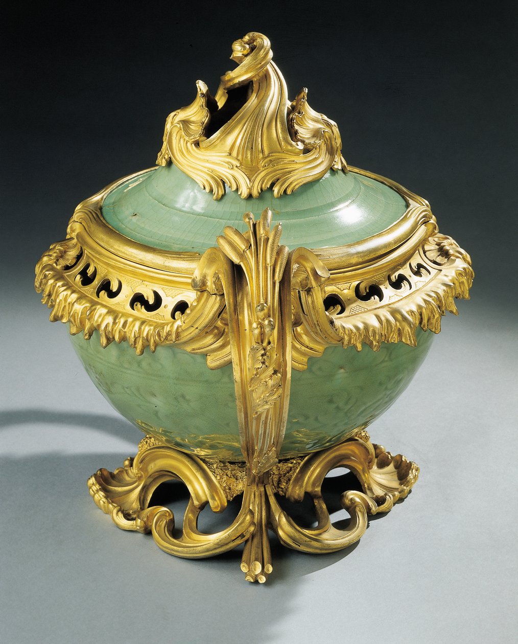 Louis XV potpurri vase av European School