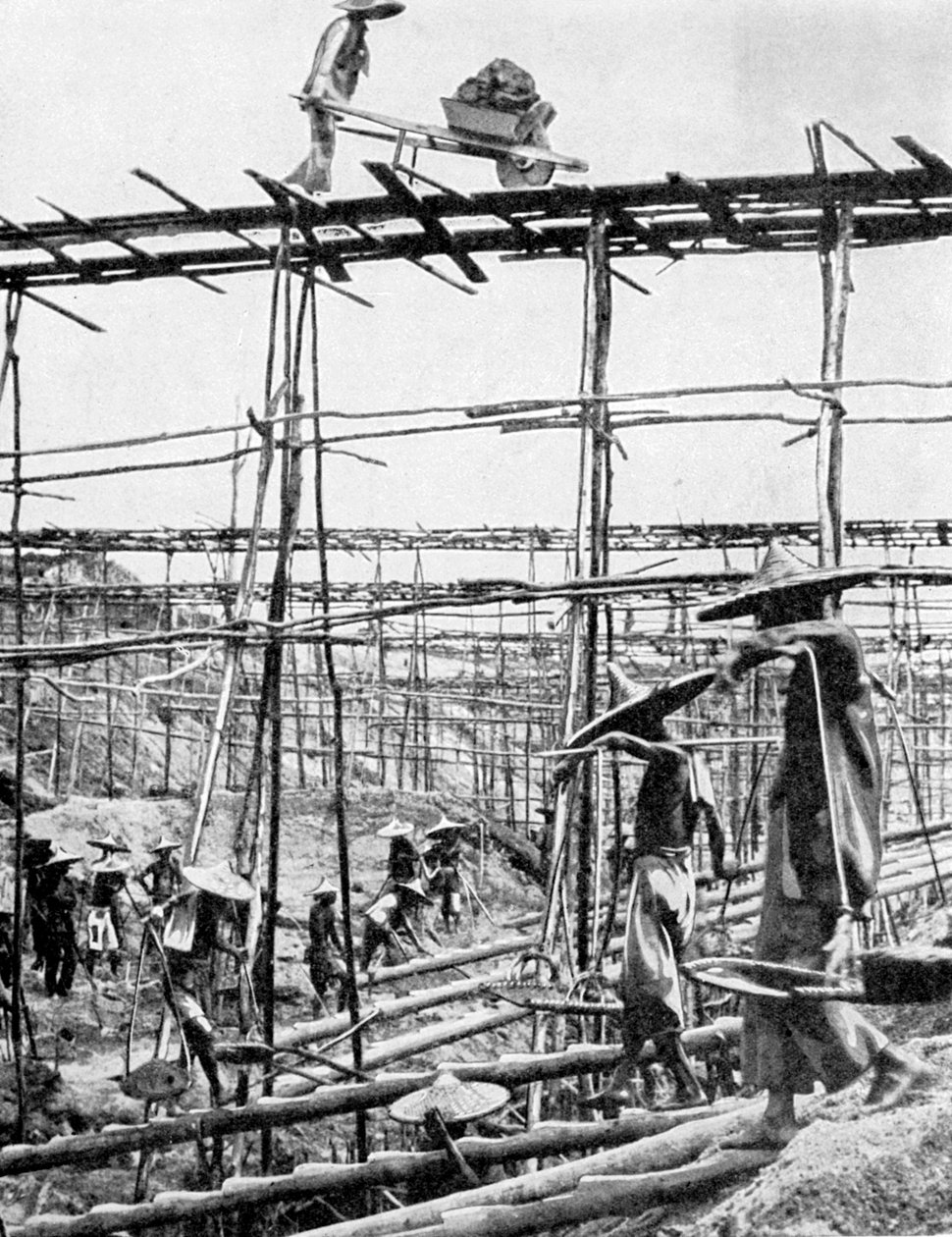 Primitive metoder i verdens rikeste tinndistrikt, Taiping, Kina, 1936. av Ewing Galloway