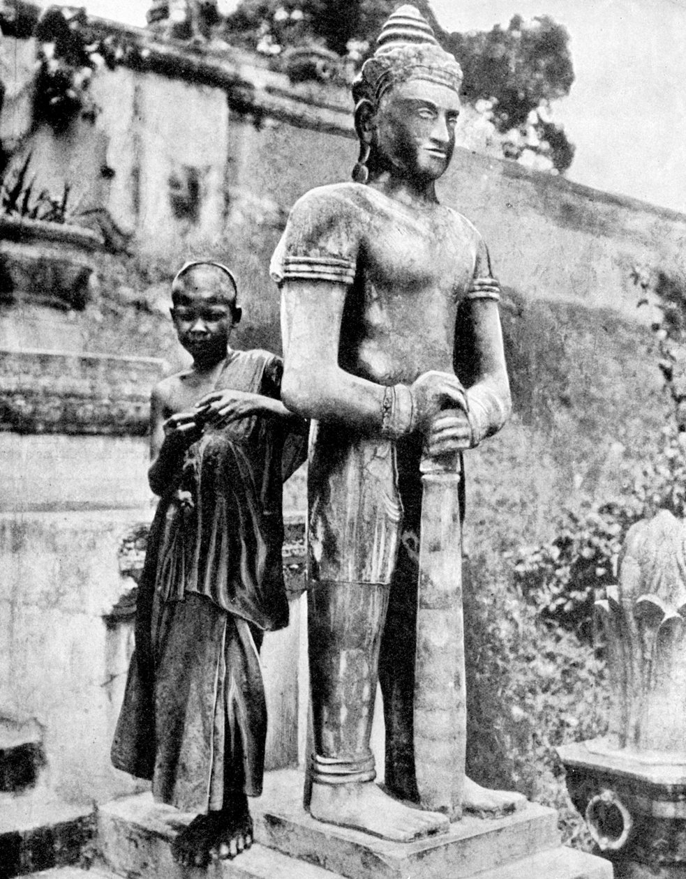 Ungdomlig tilhenger av den store Buddha, 1936. av Ewing Galloway