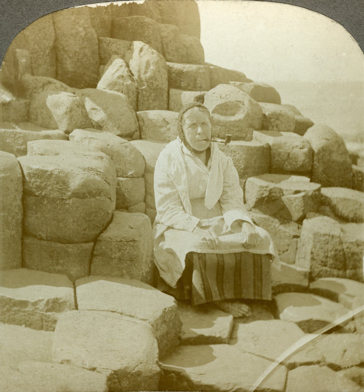 I ønskestolen, Giants Causeway, Antrim, Nord-Irland. av Excelsior Stereoscopic Tours