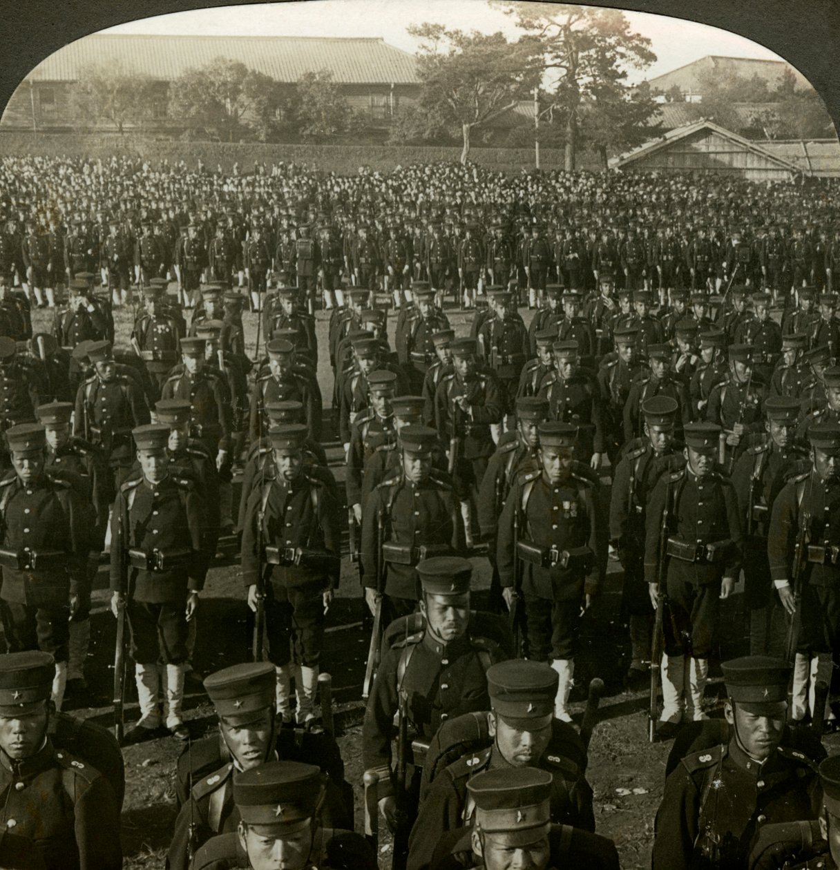 Japansk infanteri ved Emperors bursdagsrevy, Tokyo, Japan. av Excelsior Stereoscopic Tours