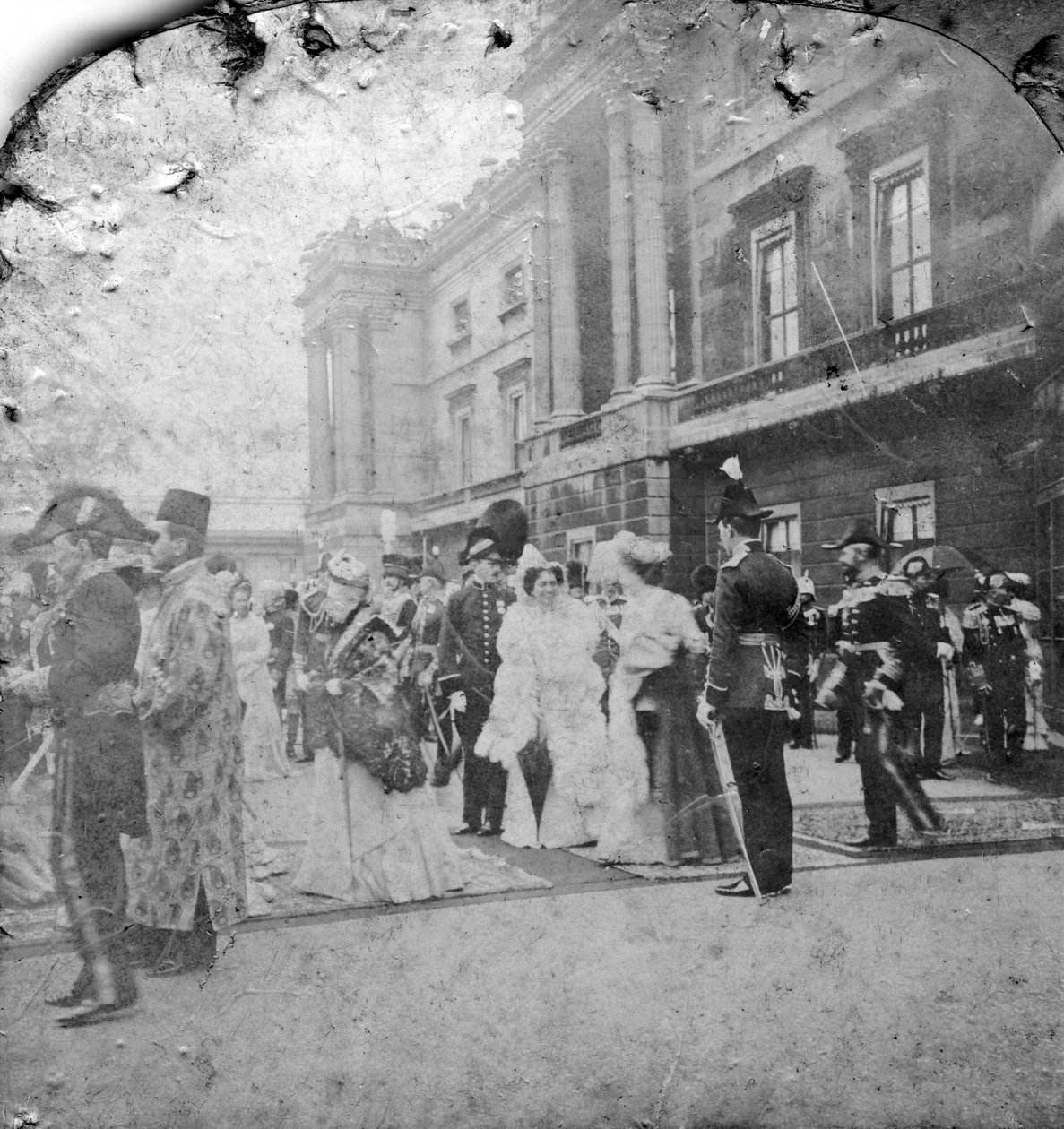 Gjennomgang av indiske og koloniale tropper av HM the King, Buckingham Palace, London. av Excelsior Stereoscopic Tours