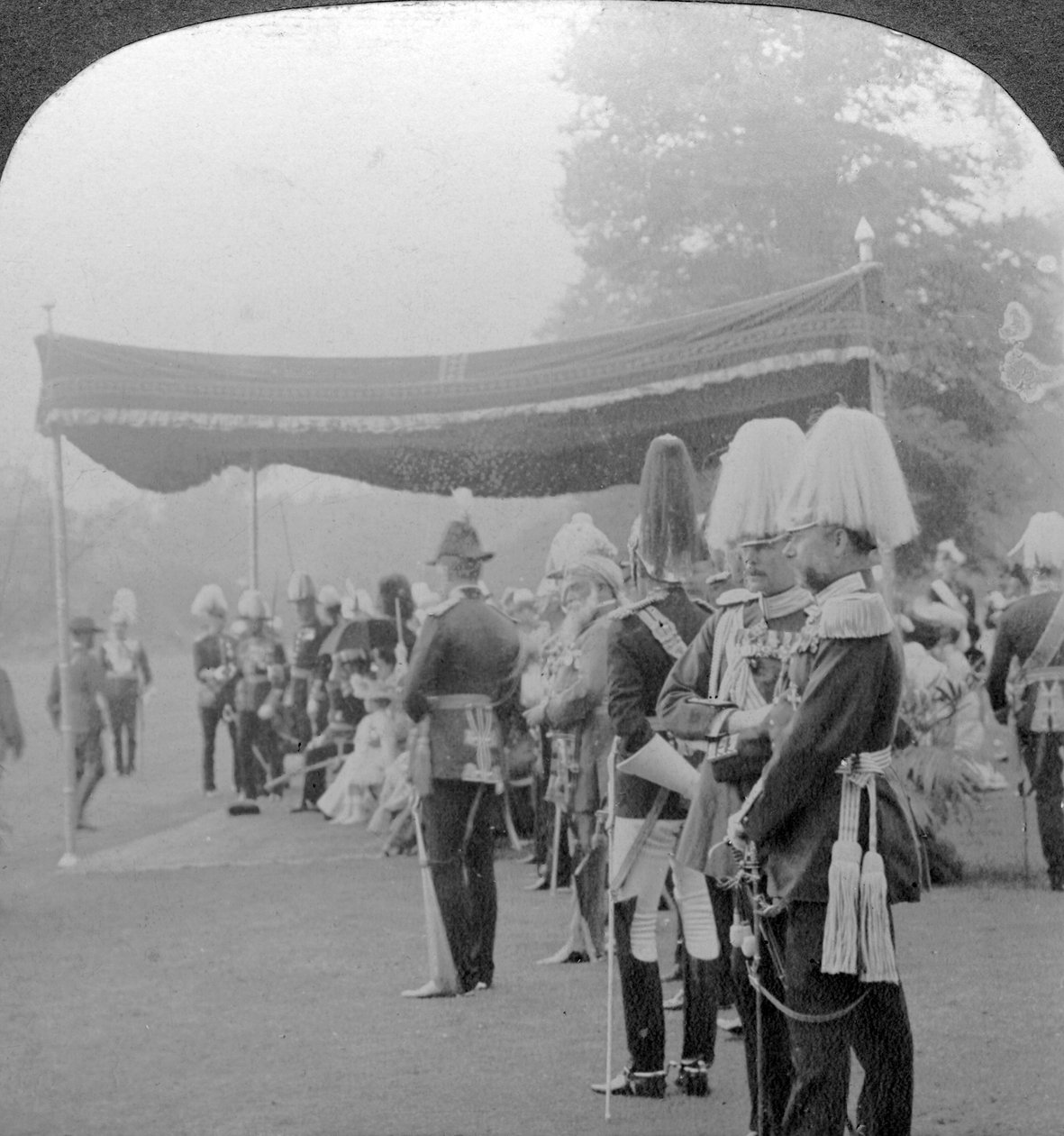 Kongen overrekker kroningsmedaljer, Buckingham Palace, London. av Excelsior Stereoscopic Tours