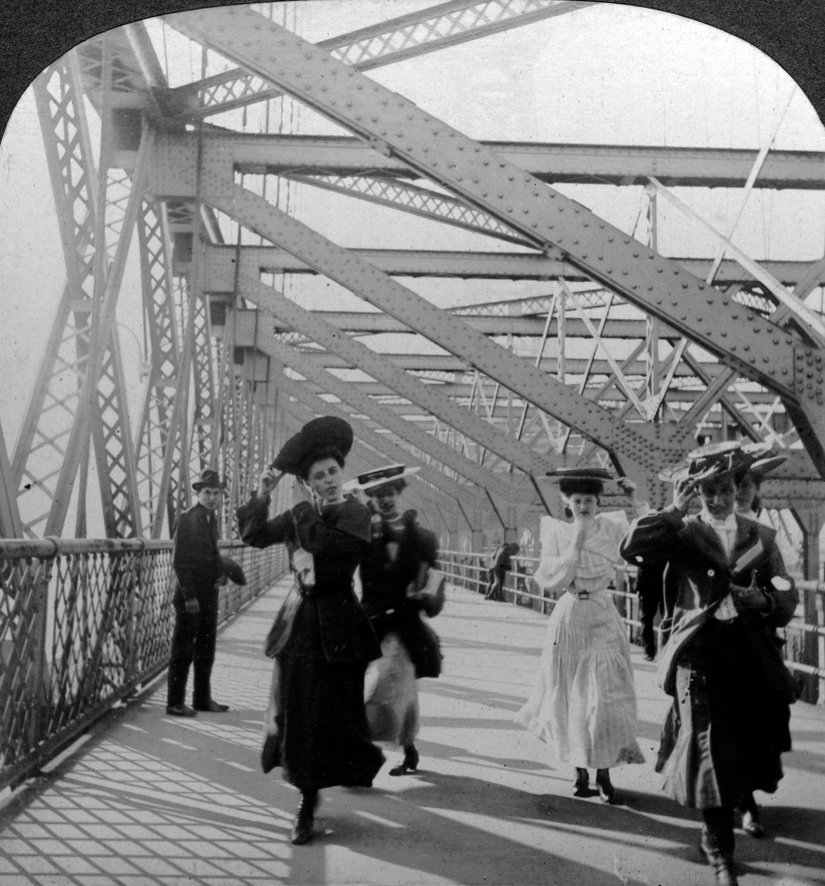 Promenaden, Williamsburg Bridge, New York, USA, ca 1900-tallet. av Excelsior Stereoscopic Tours