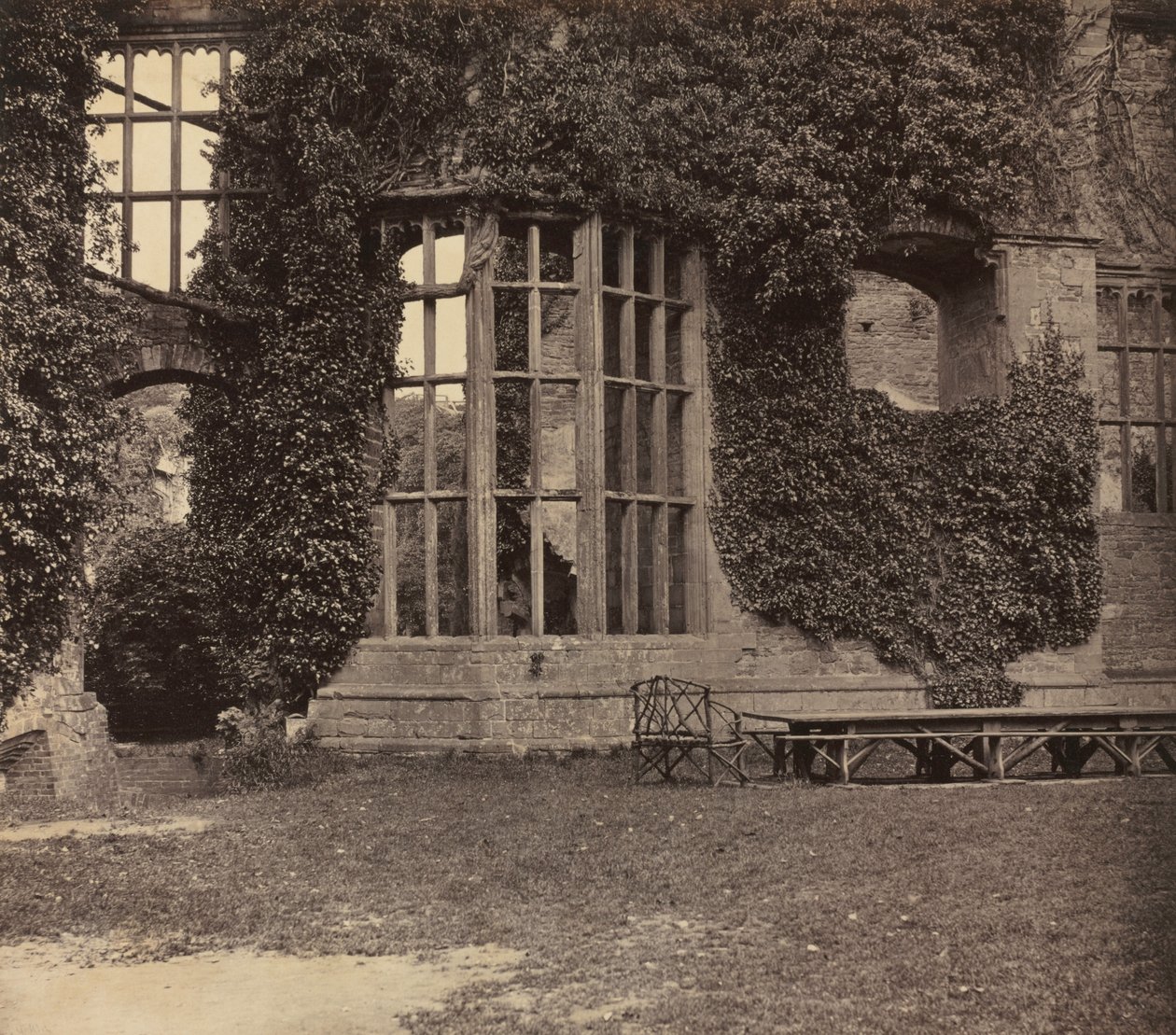 På Raglan Castle av F.D.