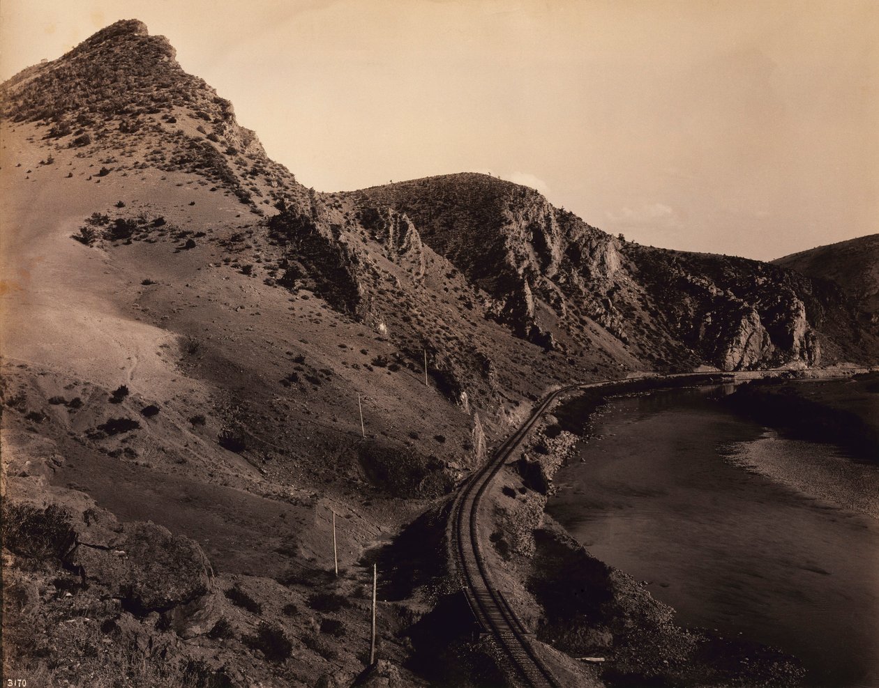 Østinngangen, Jefferson Canyon, for Northern Pacific Railroad av F. Jay Haynes