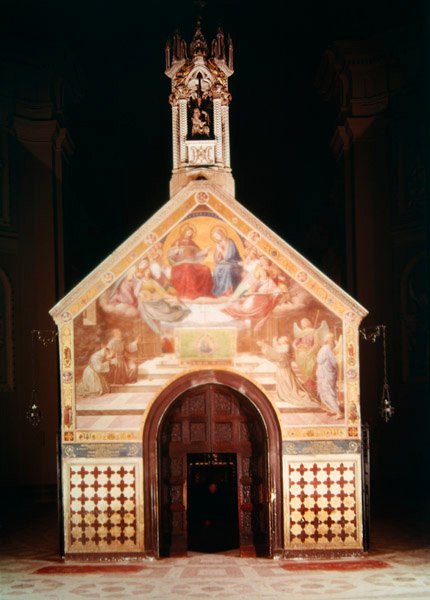 Utsiden av Porziuncola-kapellet med en freskomaleri som viser St. Frans som mottar Benådningen av Assisi (av Friedrich Overbeck), 1829; Interiøret til Santa Maria degli Angeli (rekonstruert av Luigi av F and Poletti Overbeck