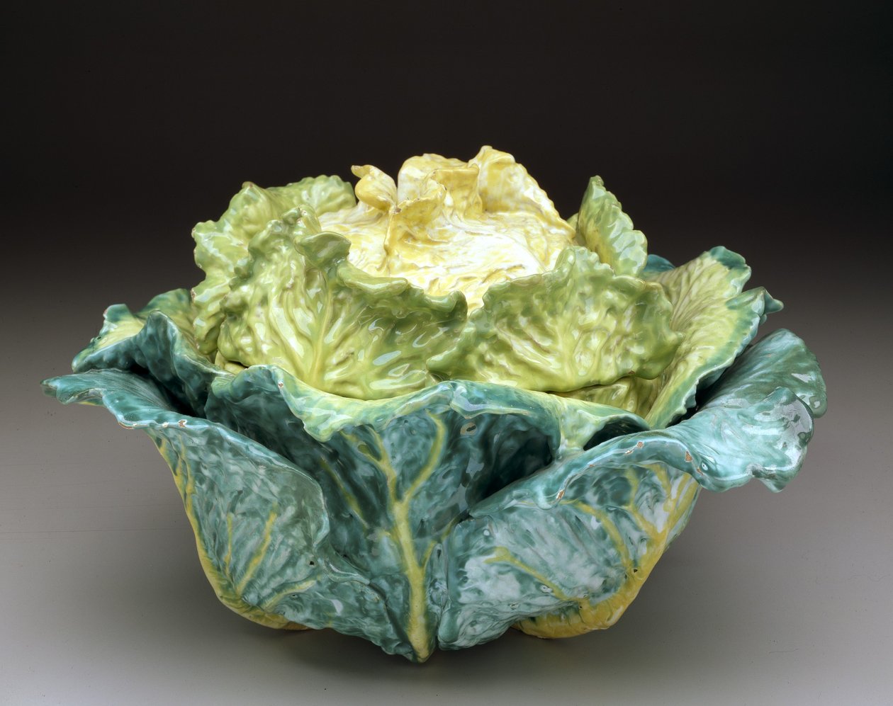 "Cabbage" terrin og deksel, ca. 1755 (tinnglasert lertøy) av Factory Sceaux