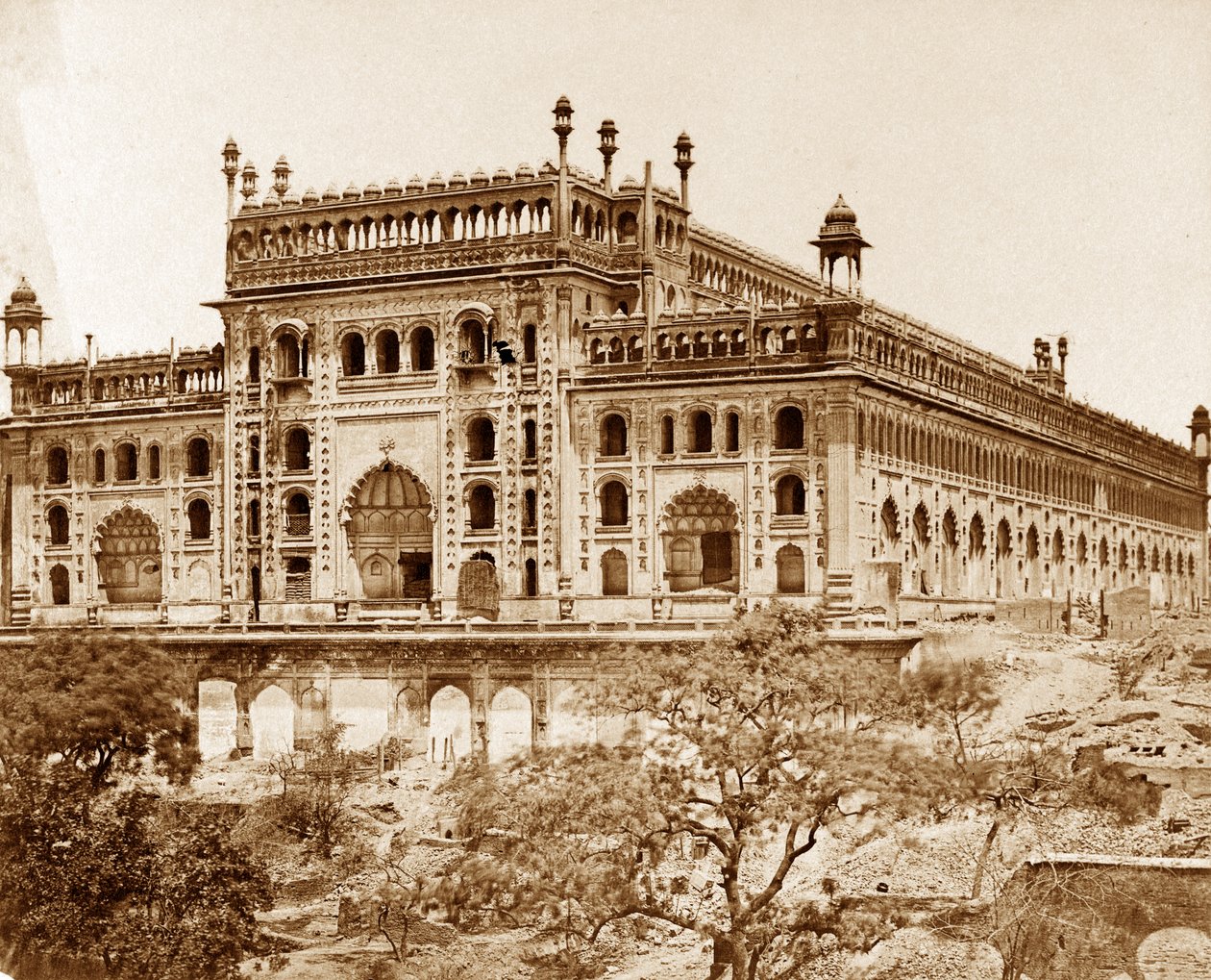 Eksteriør av Asoph-ou Dowlahs Emambara og eiendom, Lucknow av Felice Beato