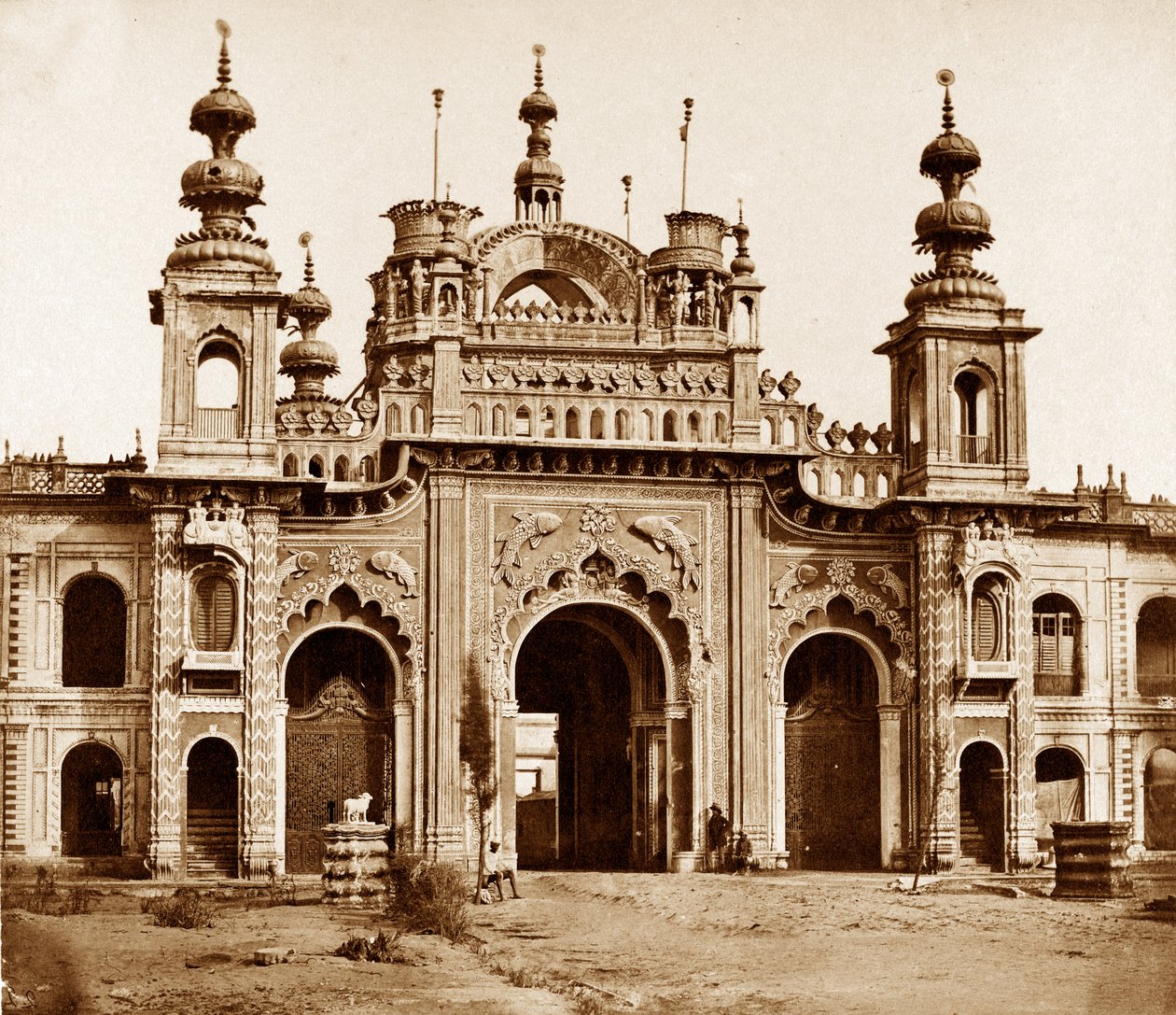 Den store porten til Kaiser Bagh, Lucknow, 1858 av Felice Beato