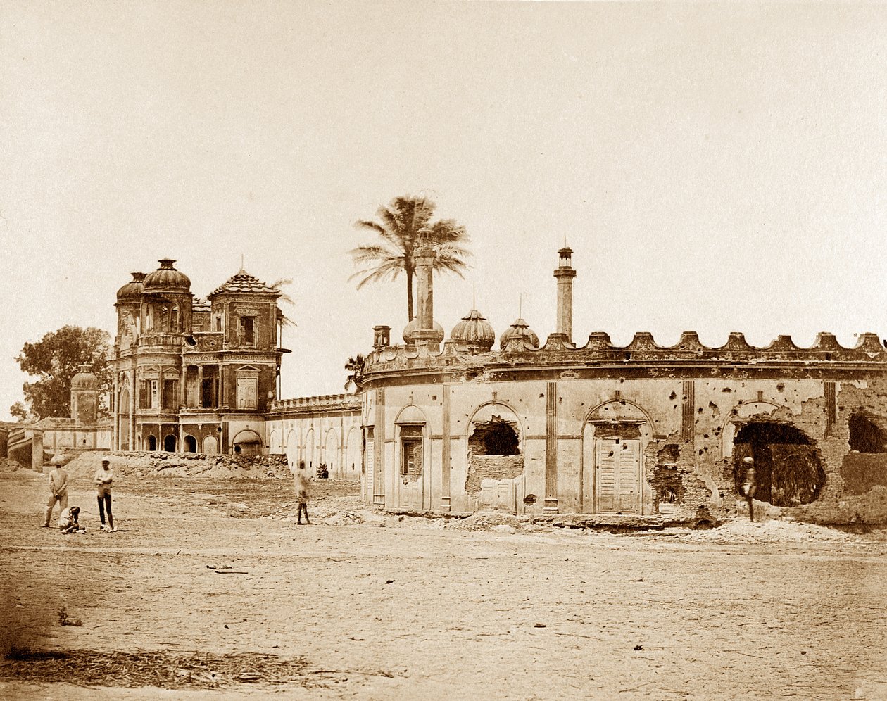 Secundra Bagh som viser Breach of Gateway, Lucknow av Felice Beato