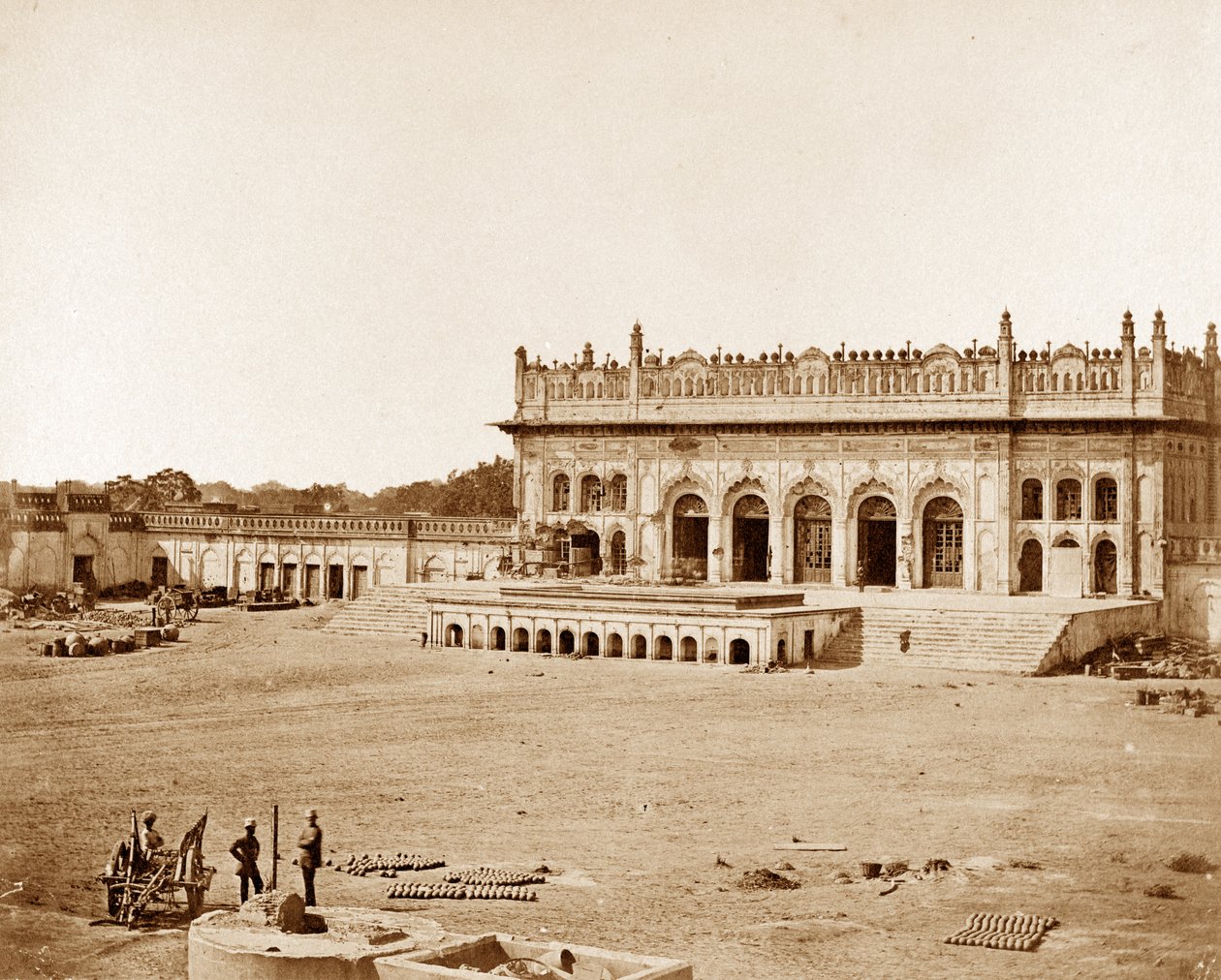 Den lille Emaumbara, Lucknow av Felice Beato