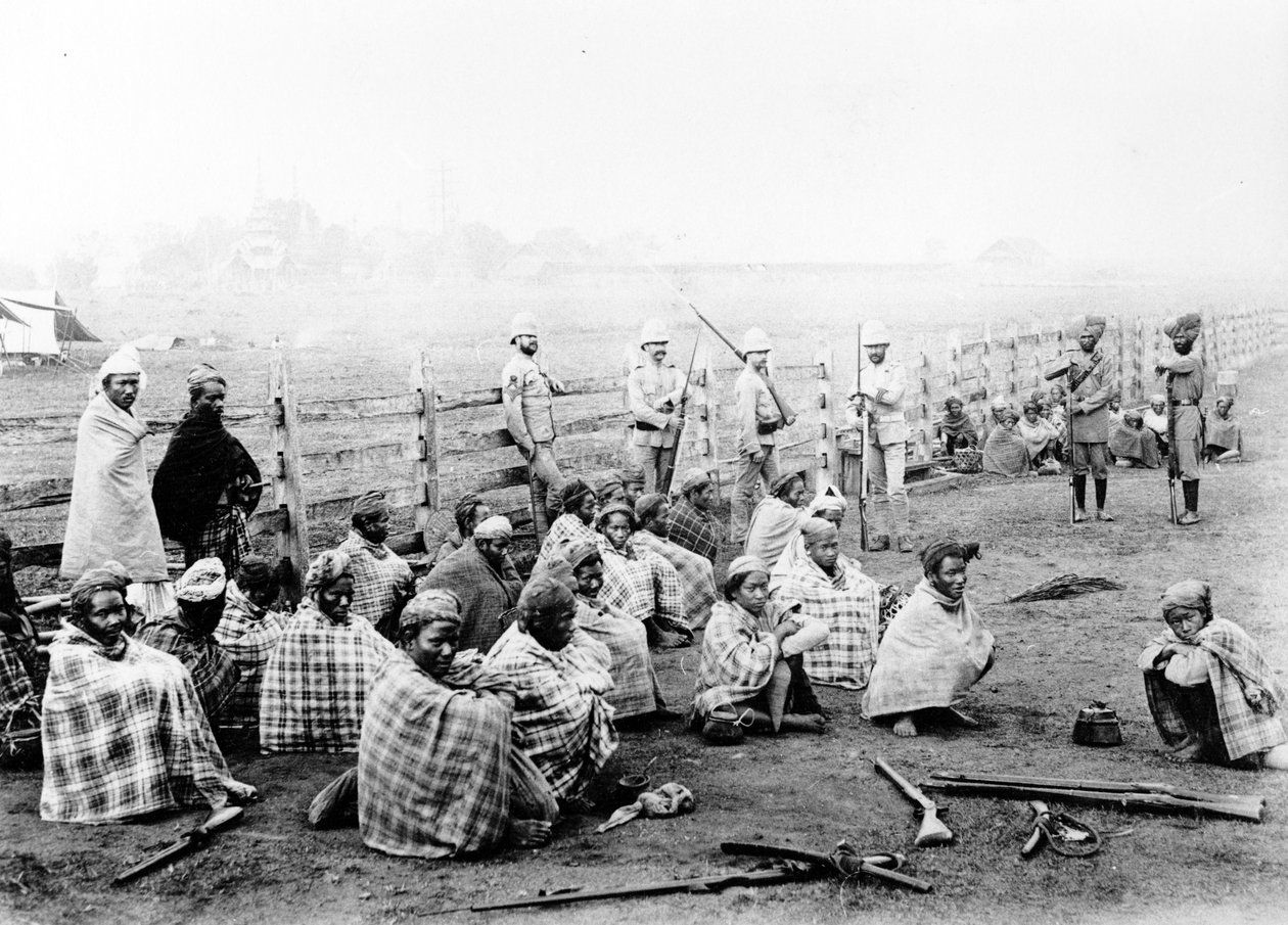 Wuntho Sawbwas tropper overga våpen til britiske myndigheter i Wuntho, 1891 av Felice Beato
