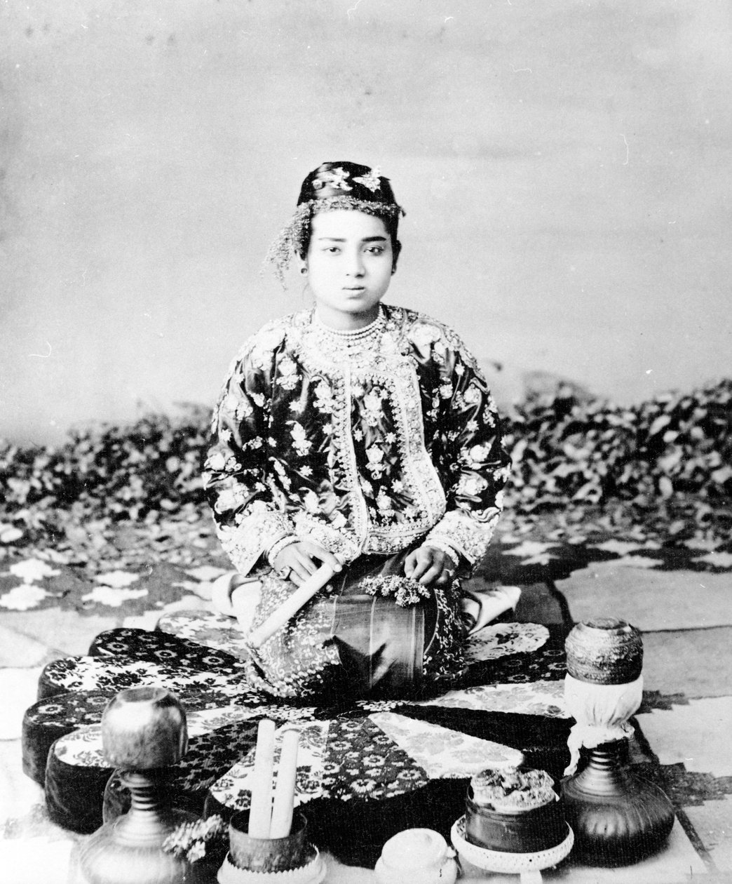 Ung burmesisk kvinne med en sigar, Mandalay, ca. 1875 av Felice Beato