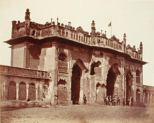 En gateway i Lucknow av Felice Beato