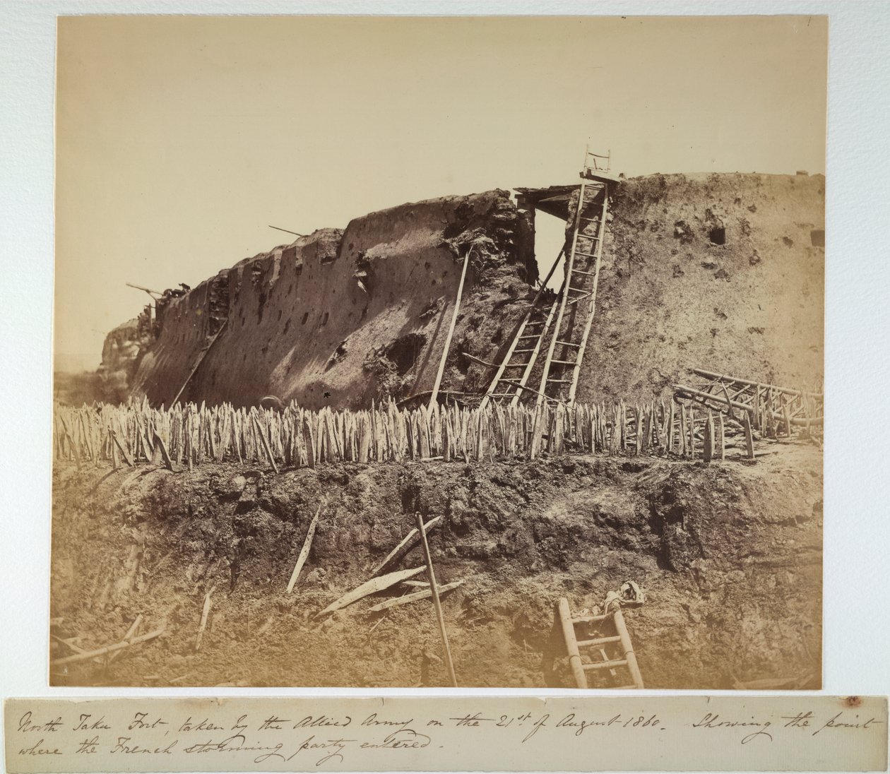 North Taku Fort, 21. august 1860 (s/hvitt-bilde) av Felice Beato