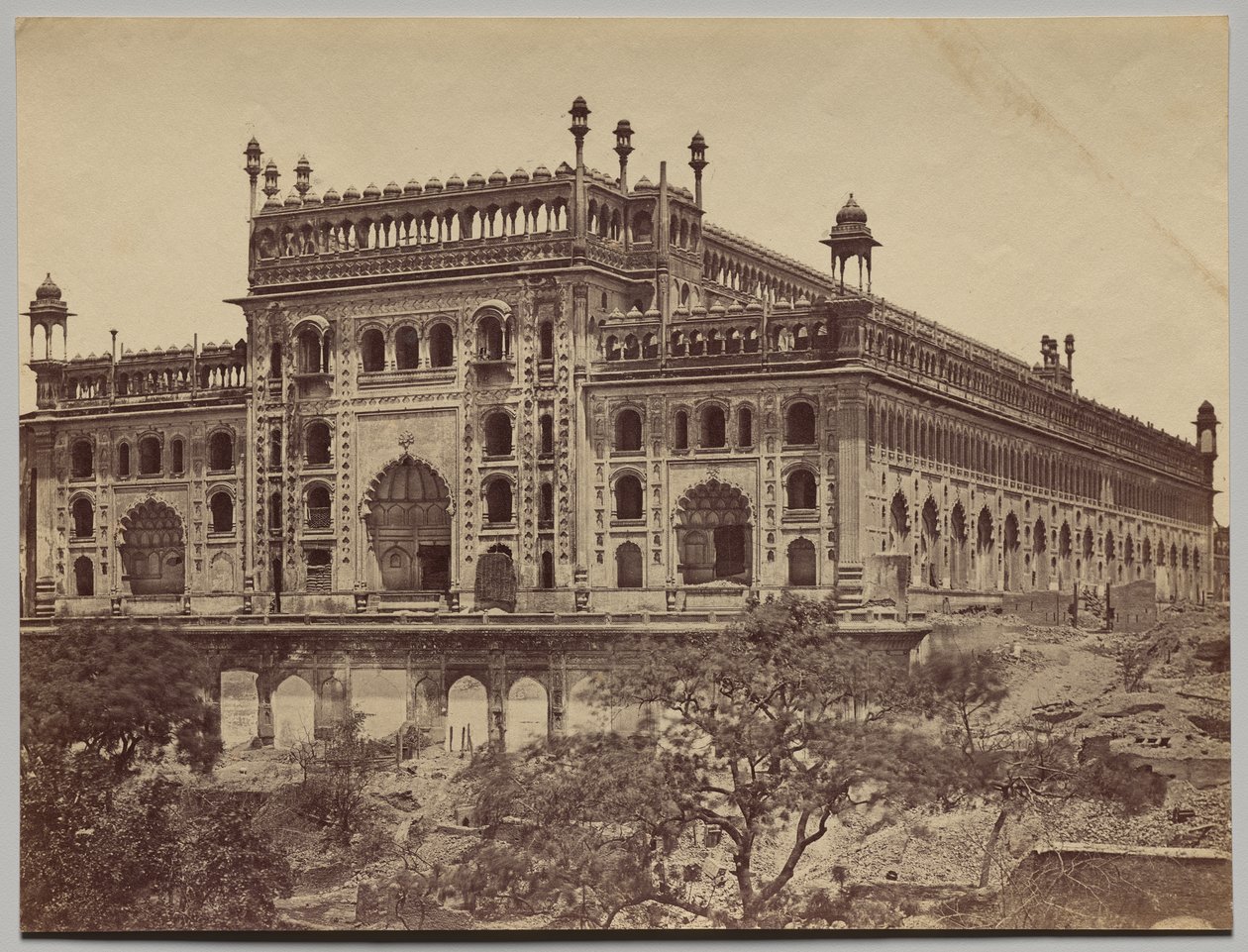 Eksteriør av Asaf-ud-Daula Imambara, eller grav av Felice A. Beato
