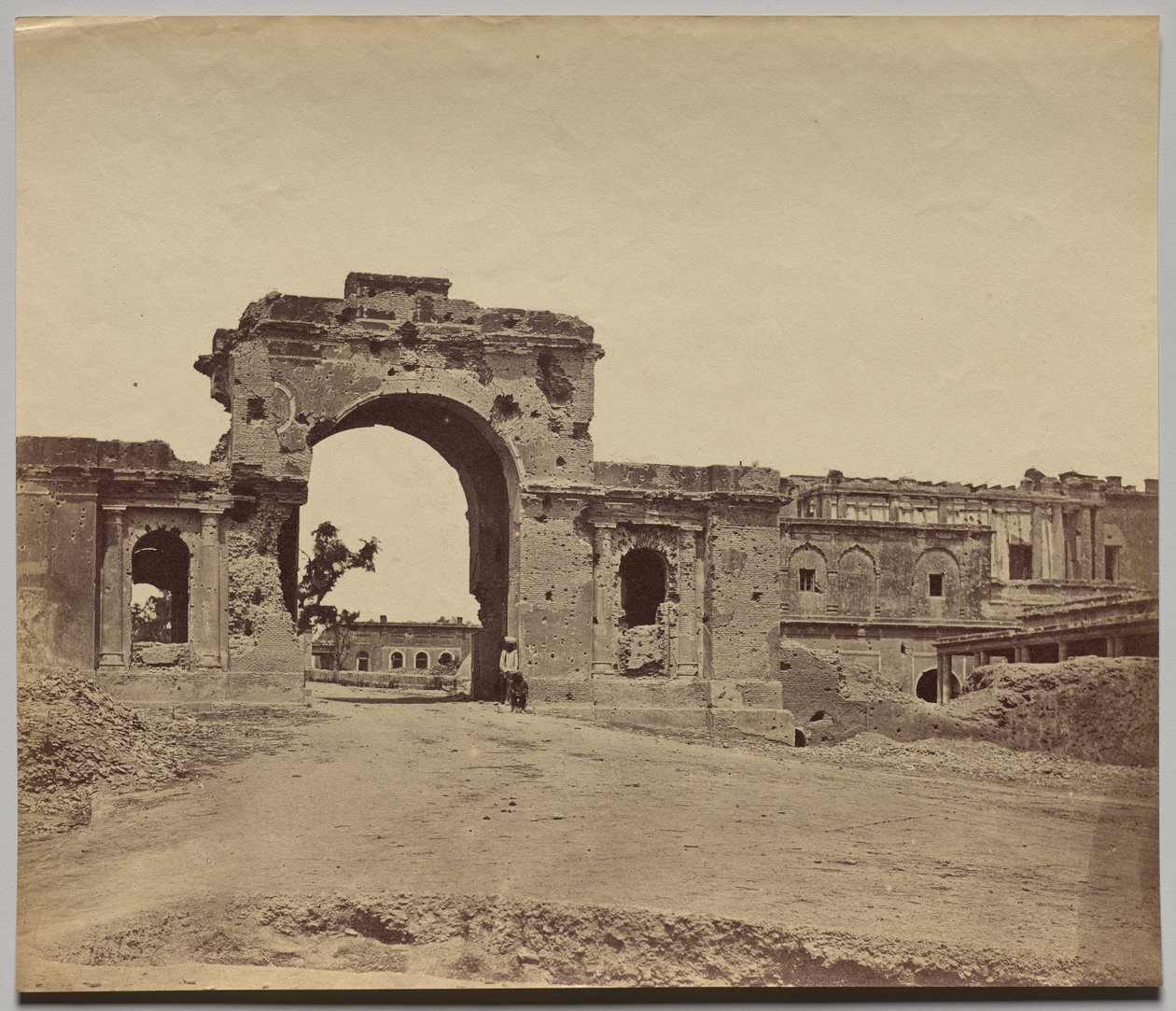 Gateway Leading into the Residency, holdt av kaptein Aitken, 13th Bengal Native Infantry, ofte kalt Bailee Guard Gate av Felice A. Beato
