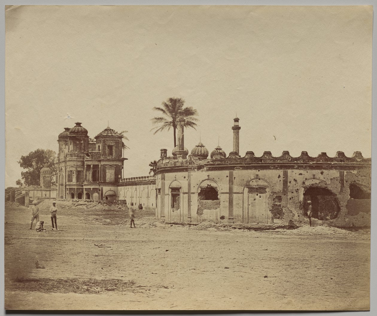 Secundra Bagh, viser bruddet og inngangsporten av Felice A. Beato