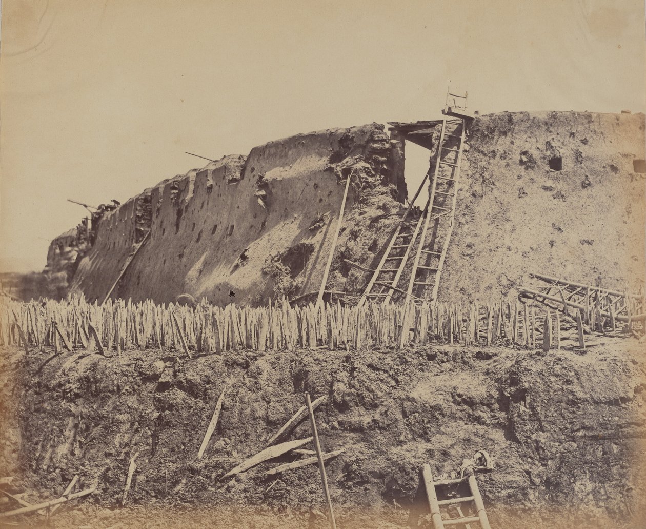 Vinkelen til North Taku-fortet som franskmennene gikk inn i, 21. august 1860 av Felice Beato