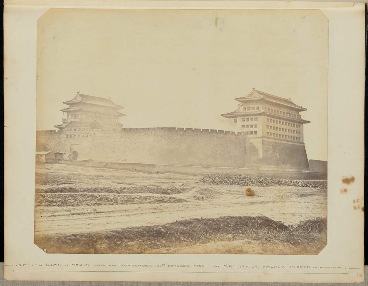 [Anting-porten i Peking etter overgivelsen - 21. oktober 1860 - De britiske og franske troppene i besittelse] av Felice Beato