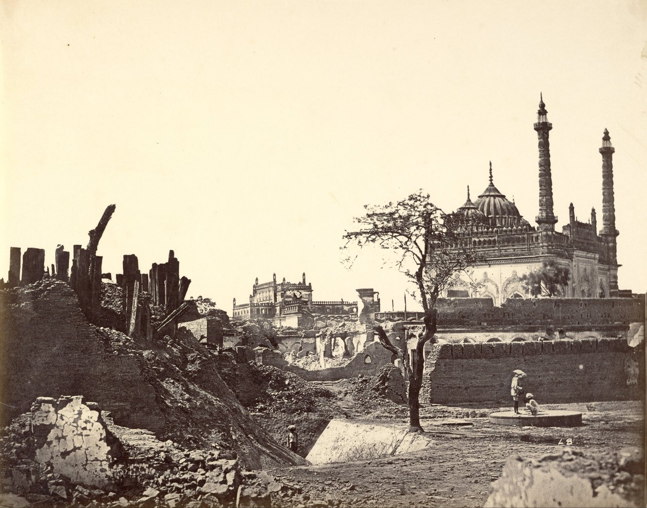 Batteri i nærheten av Begum Kotie. Andre angrep av Sir Colin Campbell i mars 1858 av Felice Beato