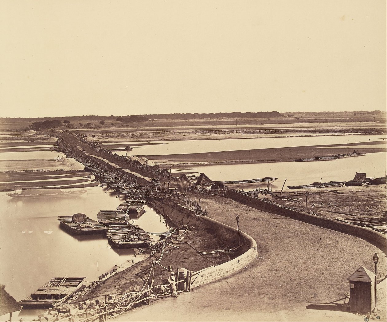 Bridge of Boats over Jumna, hentet fra Lulim Ghur av Felice Beato