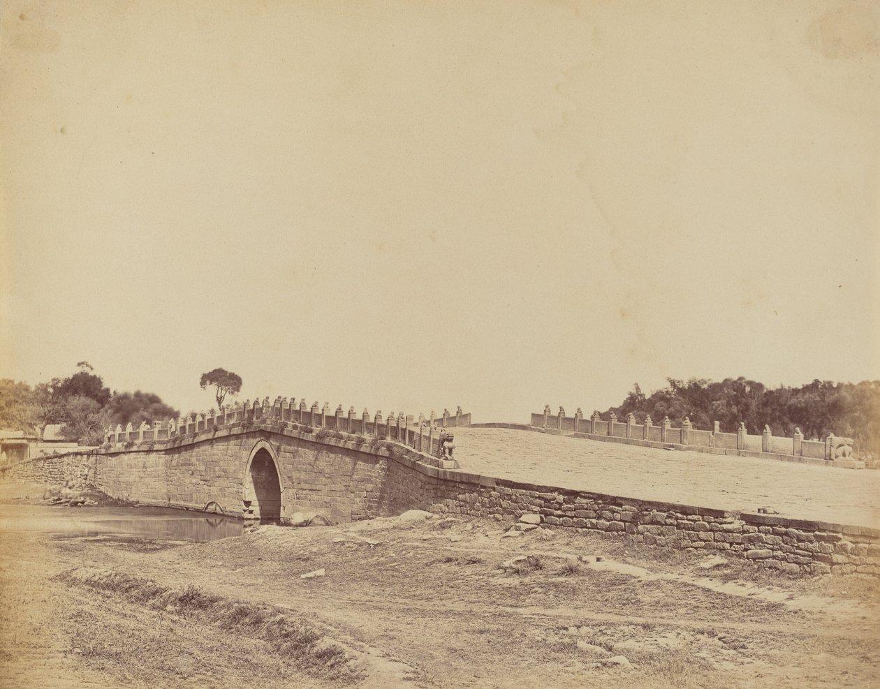 Bridge of Palichian nær Pekin, scenen for kampen med keiserlige kinesiske tropper, 21. september 1860 av Felice Beato