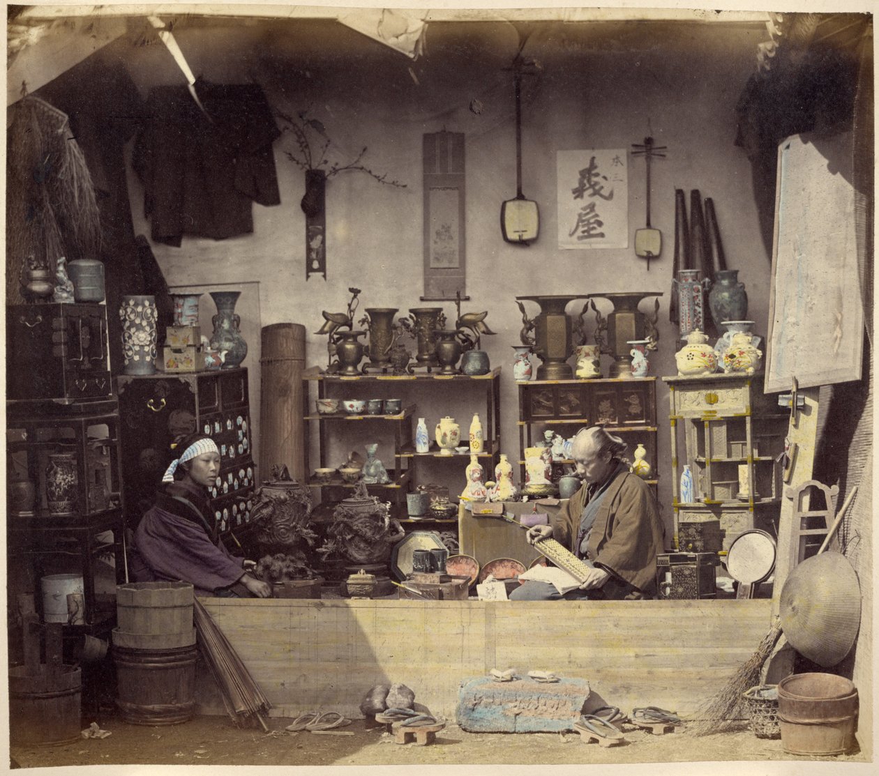 Curio Shop av Felice Beato