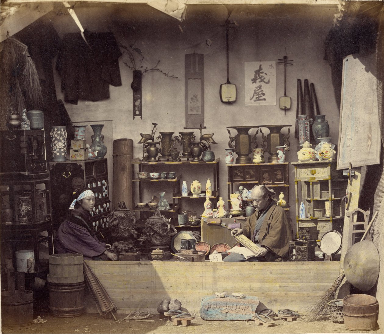 Curio Shop av Felice Beato