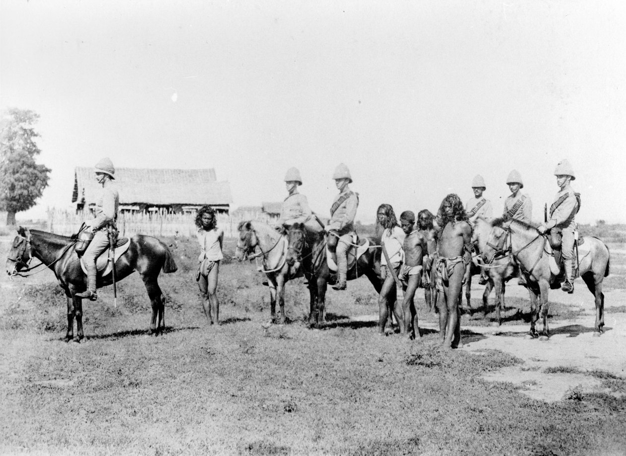 Dacoits blir brakt inn av montert infanteri, ca. 1890 av Felice Beato