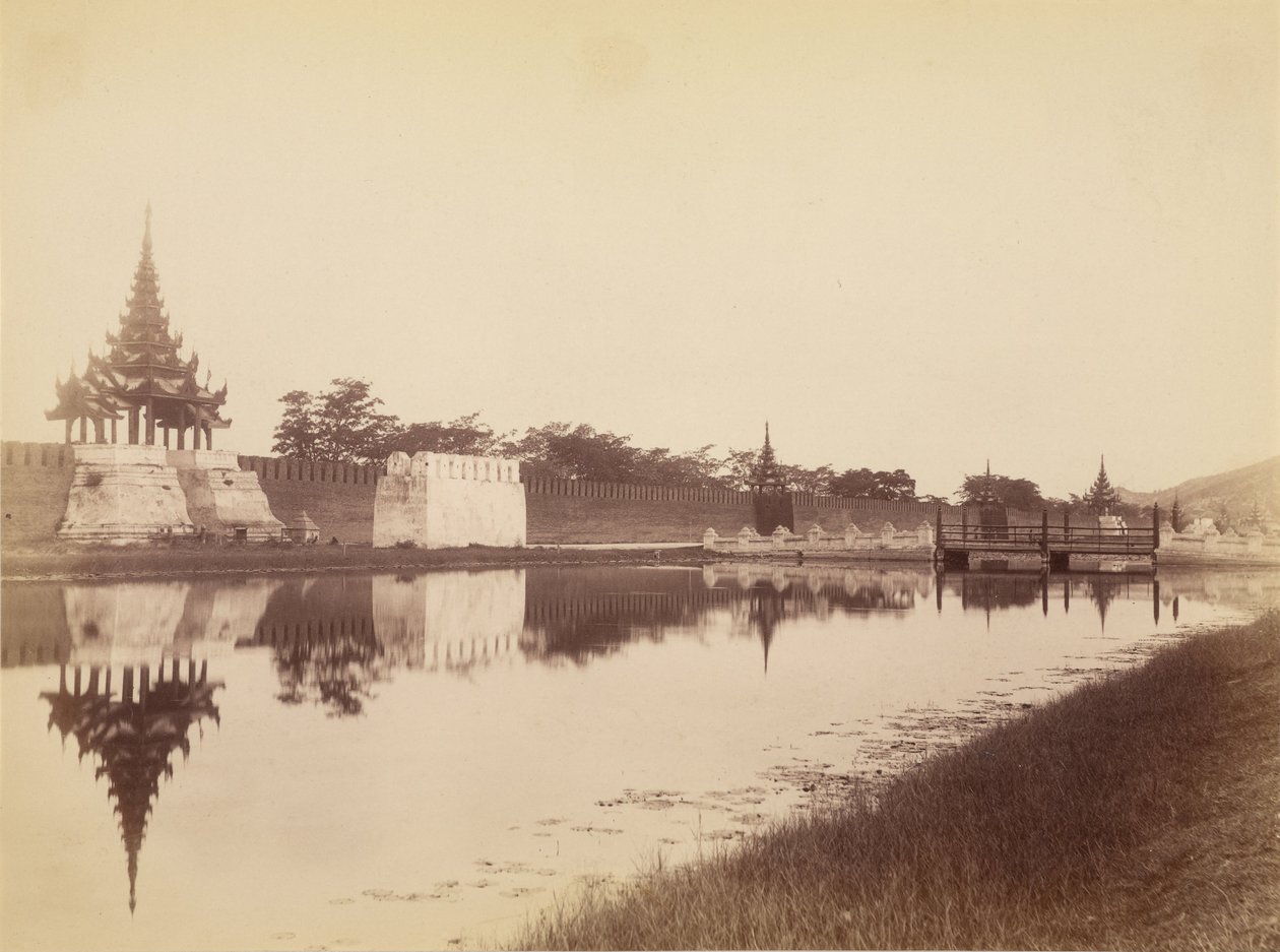 Byens østmur med Moat and Bridge, Mandalay av Felice Beato
