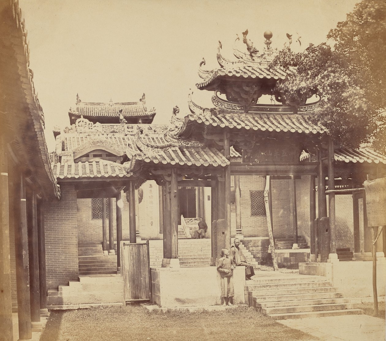 Inngang til Five Genii Temple, Canton, april 1860 av Felice Beato