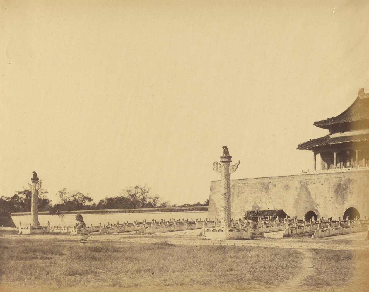 Inngang til vinterpalasset, Pekin, oktober 1860 av Felice Beato