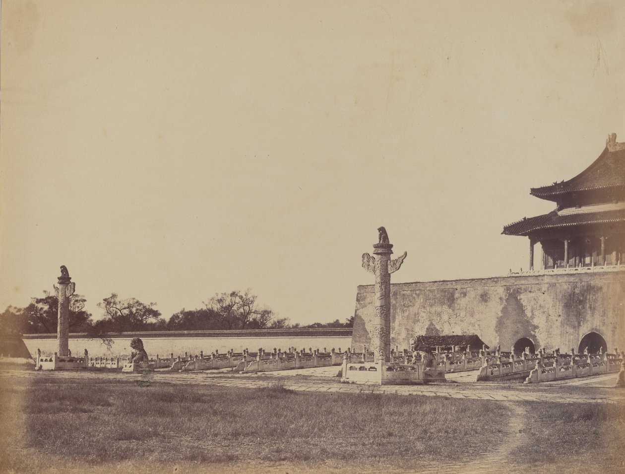 Inngang til vinterpalasset, Pekin, 29. oktober 1860, 1860. av Felice Beato