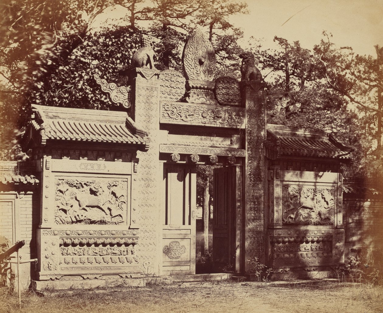 Eksteriør av gravdepotet nær Pekin, oktober 1860 av Felice Beato