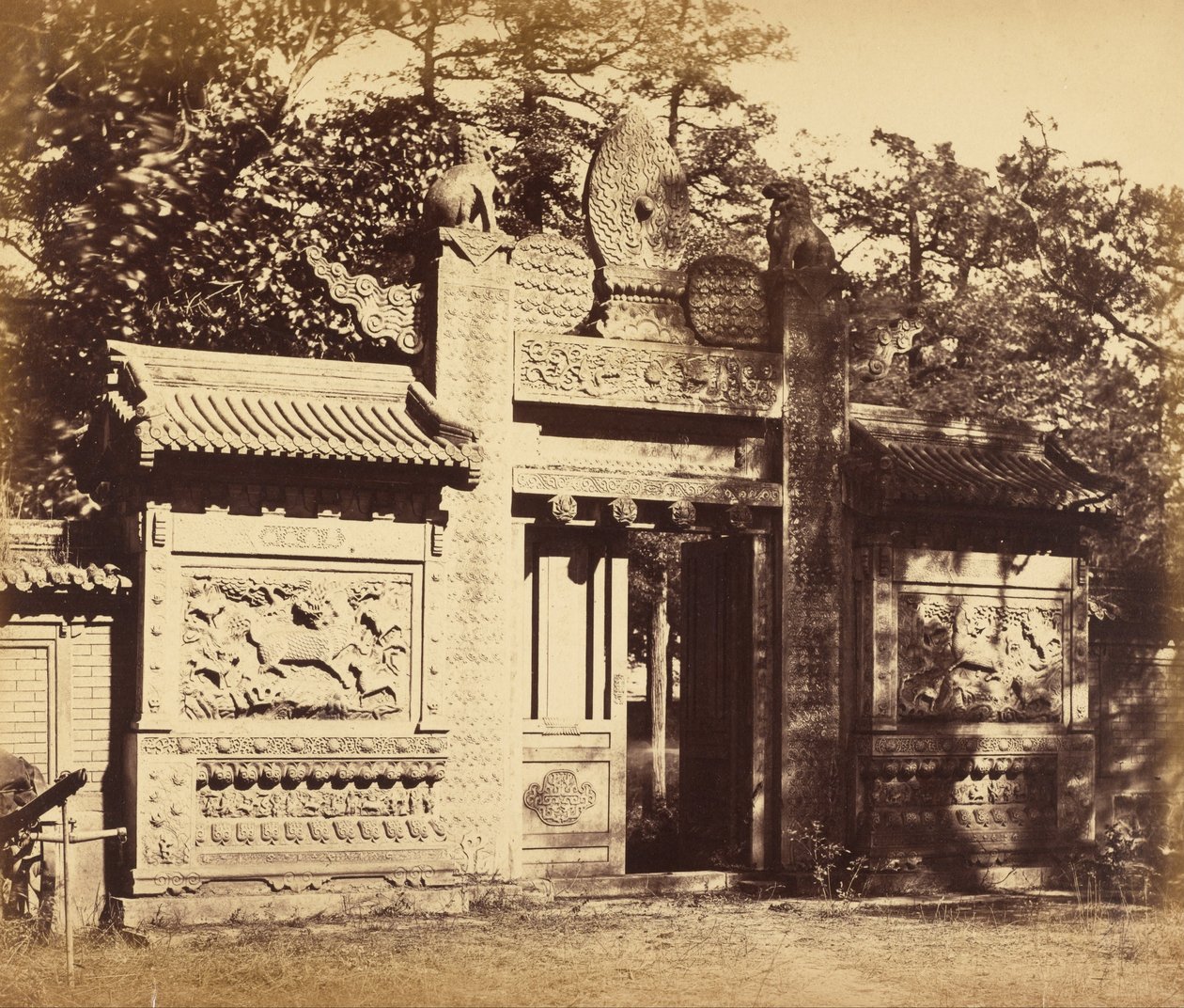 Eksteriør av Tomb Depot, nær Pekin, oktober 1860 av Felice Beato