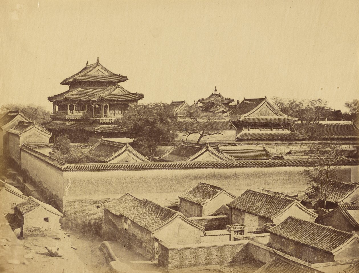 Første utsikt over Beijing sett fra Antin-porten, oktober 1860 av Felice Beato