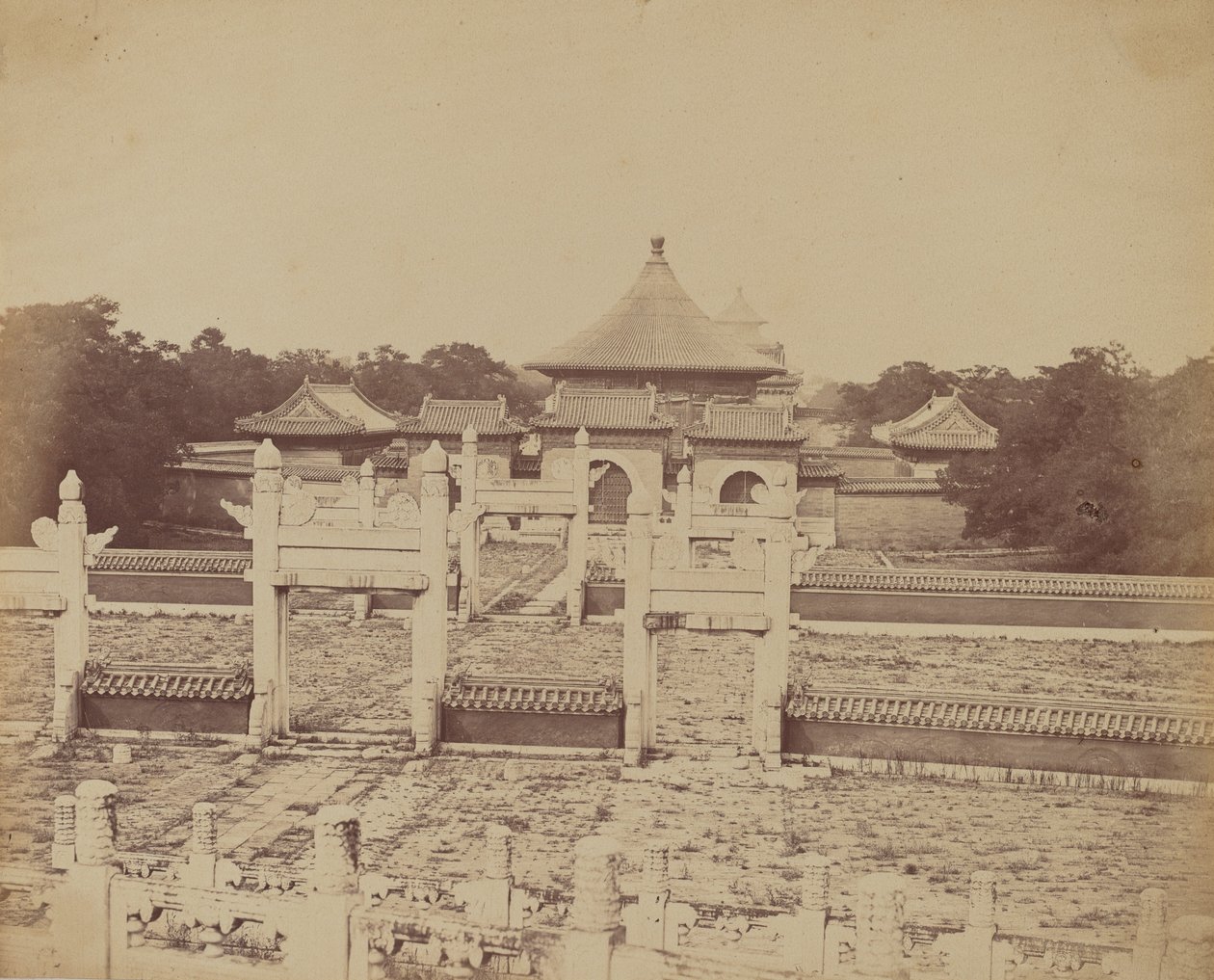 Interiør og buer i Himmelens tempel der keiseren ofrer en gang i året, i den kinesiske byen Pekin, oktober 1860 av Felice Beato