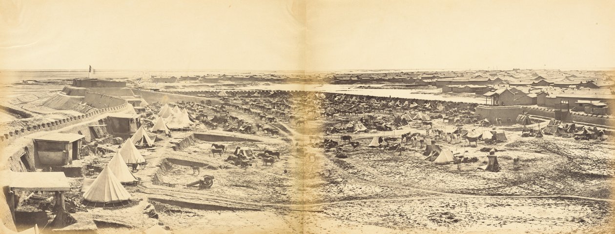 Interiør i Pehtang-fortet som viser Probyns hest, 1. august 1860 av Felice Beato