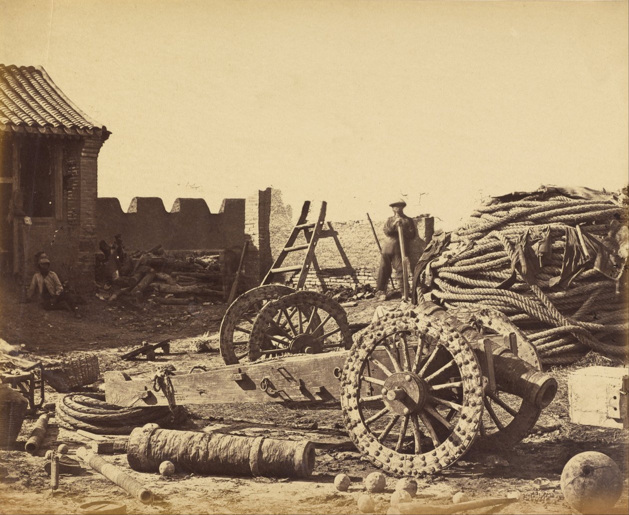 Interiør av Pehtang viser magasinet og trepistolen, 1. august 1860 av Felice Beato
