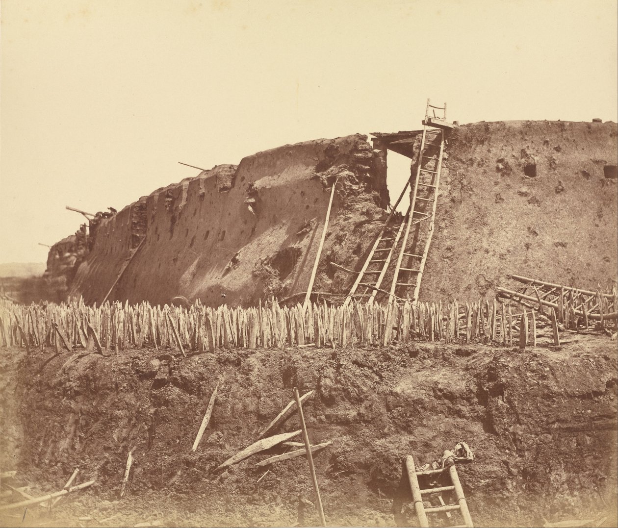 Interiør av Angle of North Fort umiddelbart etter fangst av Felice Beato