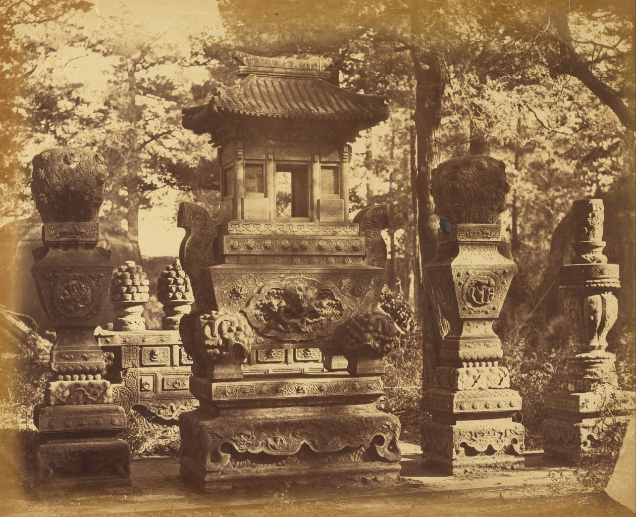 Interiør av graven ved depotet nær Pekin, oktober 1860 av Felice Beato