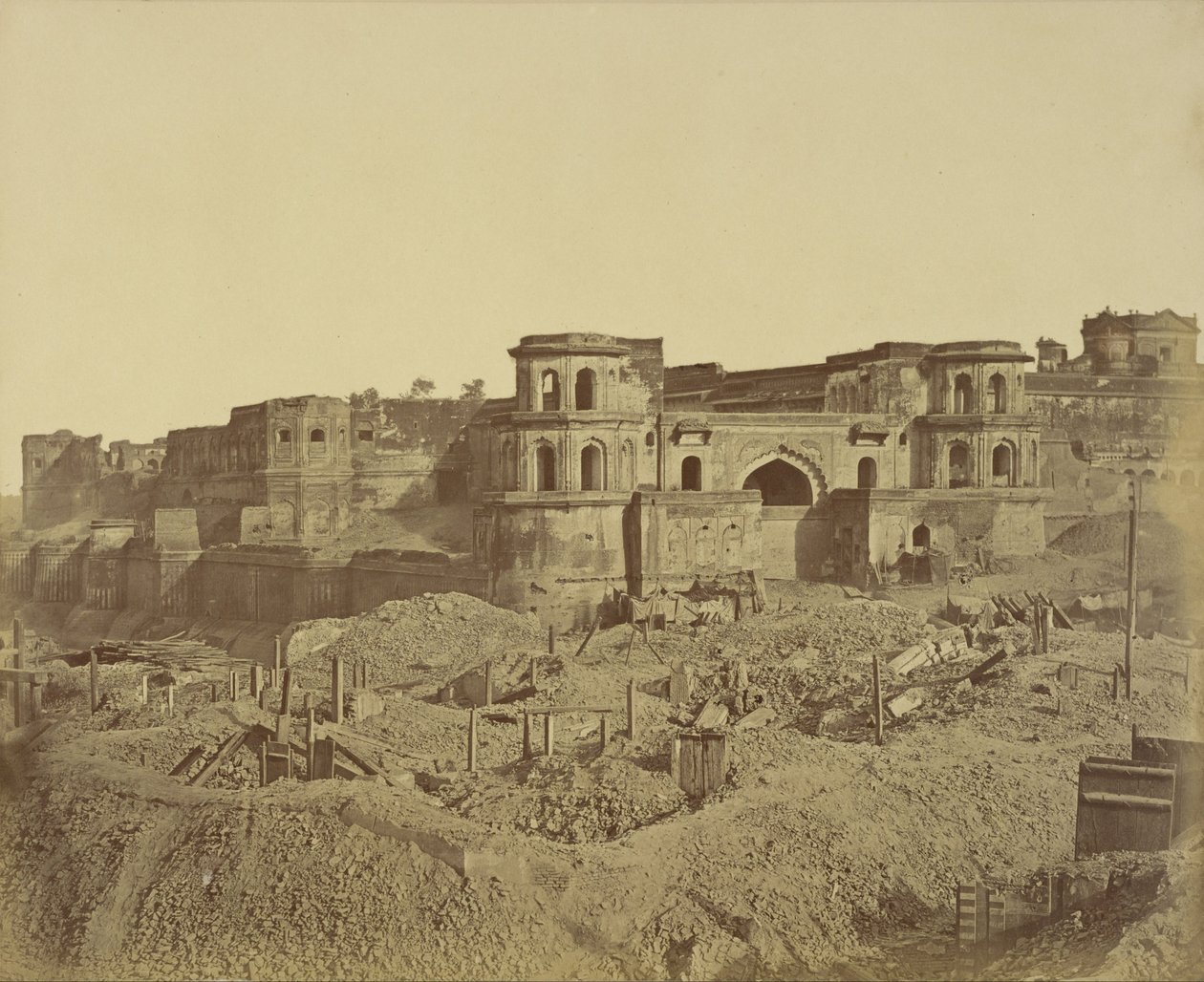 Macchi Bhawan av Felice Beato